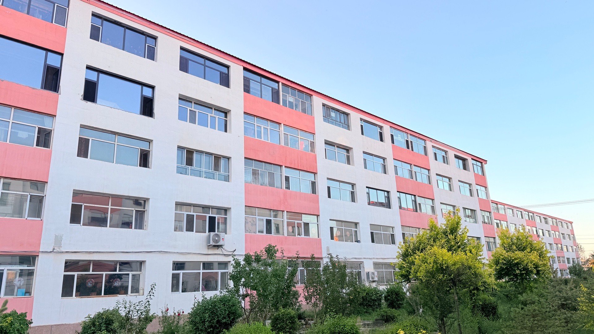 内蒙古这边的住宅没看到有多少人装空调的，一栋楼就两三户人家装了空调