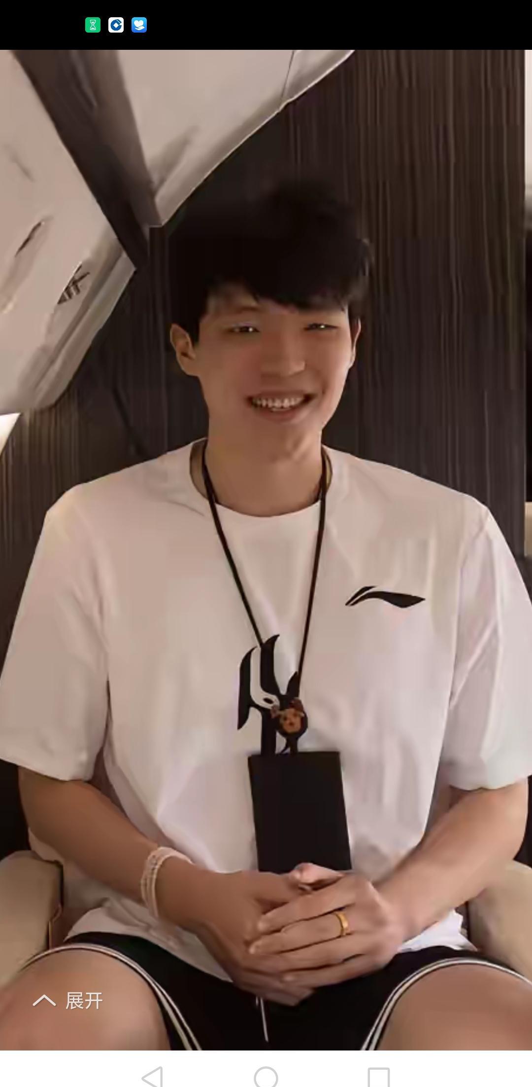 杨翰森打球没那么神,也没那么烂。网上的键盘侠,今天捧你上天,明天踩你入土。一