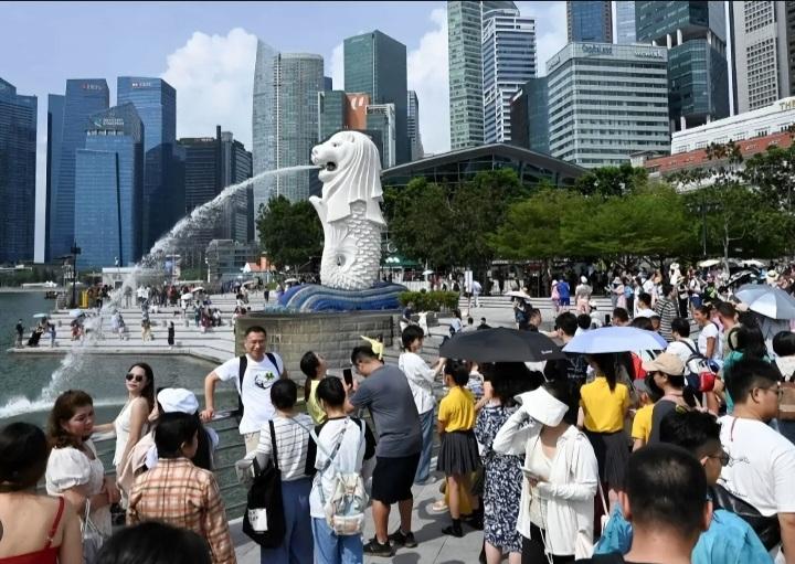 新加坡很缺人，本地妇女生育只有0.87人，太低了，要保持人口规模，需要生育2.1