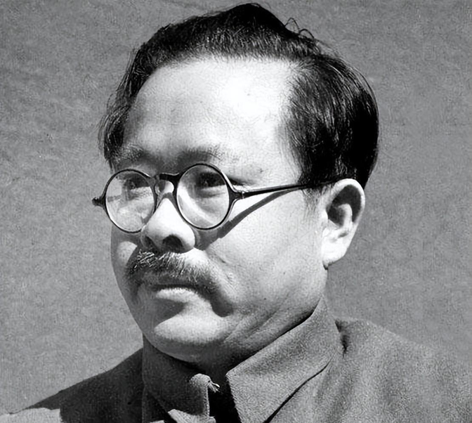 1928年3月，任弼时被捕，敌人派兵将他押往安庆。在途中，有人多人上前围观，就在