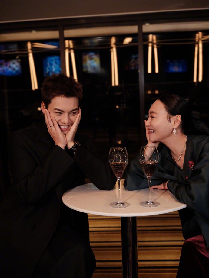 最近惠英红和陈伟霆一起在澳门出席活动，两位搭配的很有特色，站在一起特别的有姐弟范