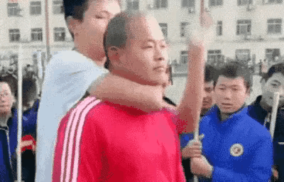 被勒脖子的破解之法，打火机…[笑着哭]