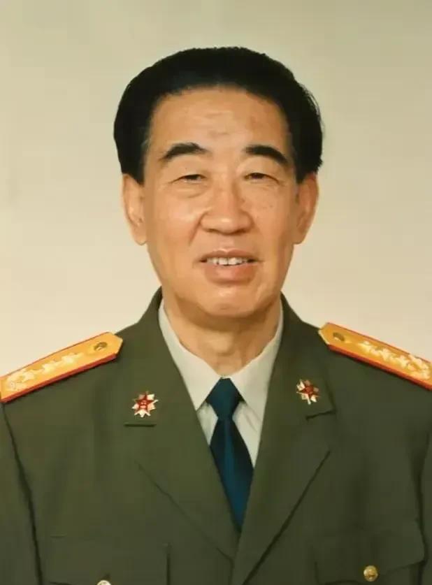 原中办第一副主任兼中央警卫局局长杨德中。杨德中，1923年出生在陕西西安，祖籍