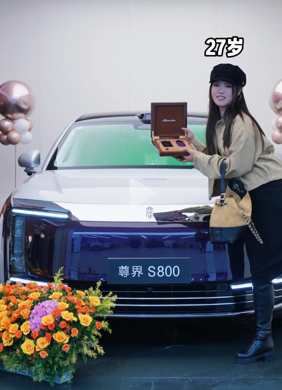 一次批量买入30台尊界的“张大大大美女”，今天发视频官宣提车了，鸿蒙智行官方给她