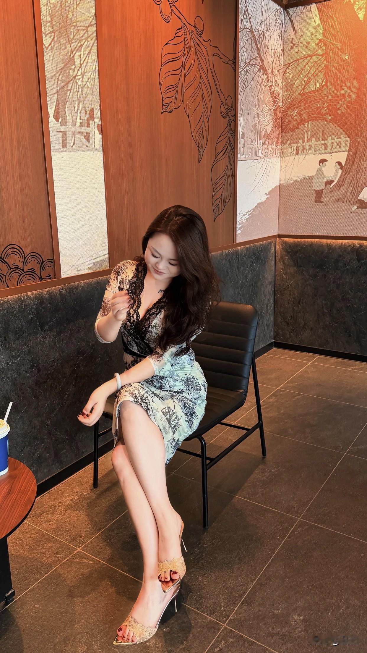 同时，好女人有界限，会说“我做不到”，不拿忍耐换尊重，不靠讨好换体面，善良却不软