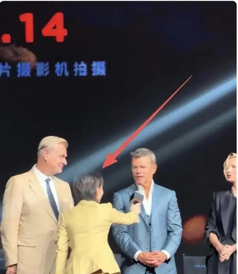 上海电视台的主持人似乎总能在舆论的风口浪尖上踩中网友的敏感神经。2023年4月的