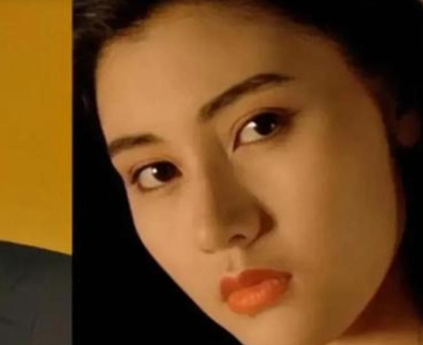 2005年，覃辉把李嘉欣骗到“天上人间”，问她：“能不能陪我一个重要客人喝杯酒呀