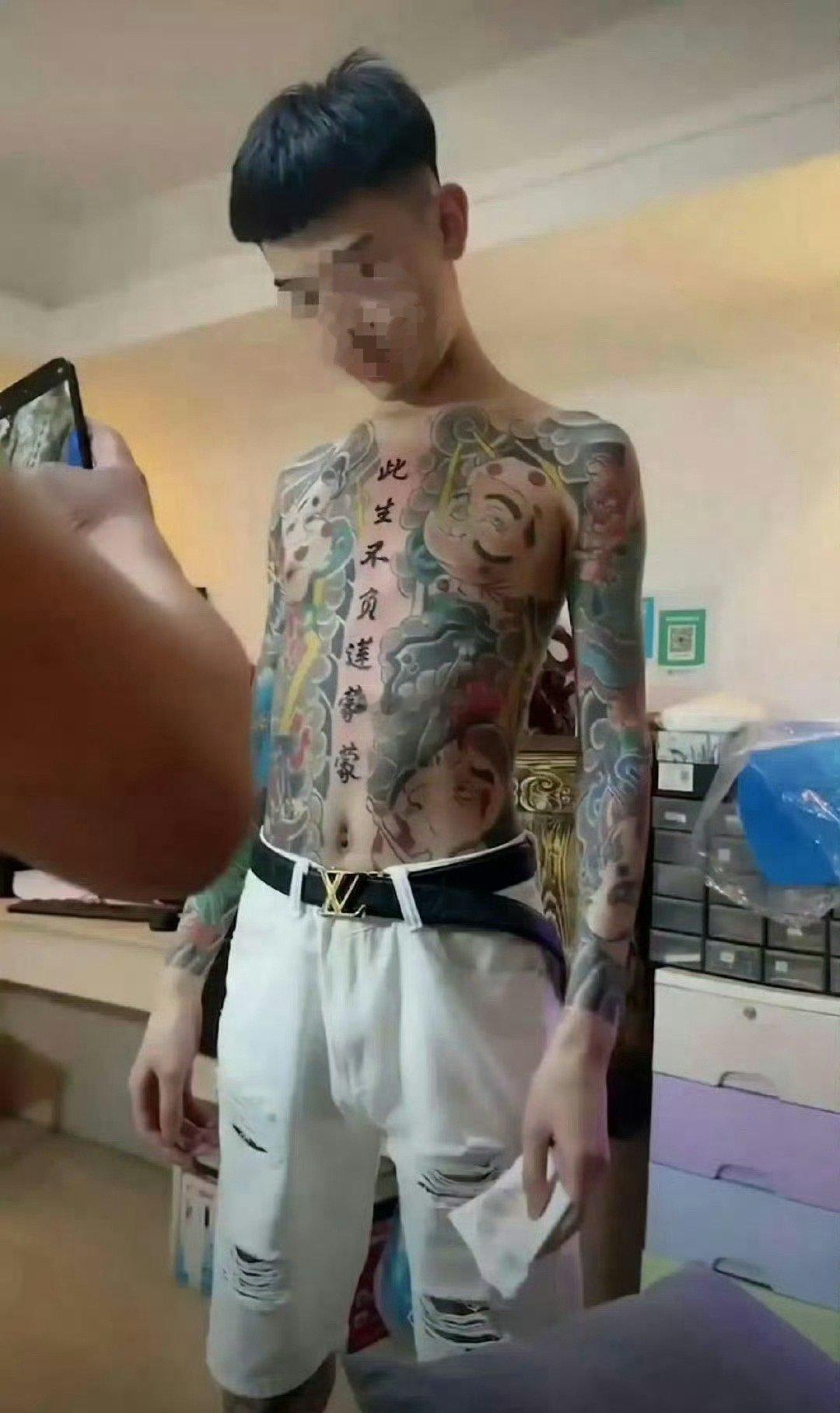 这孩子，这一辈子算废了！不知成年未成年，若未成年，这纹身店老板已经犯法了吧​​