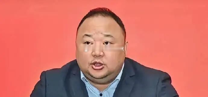 张军落马的连环瓜里，最让人五味杂陈的，是那个躲在背后的女人。胡妮绝非攀附之辈。人