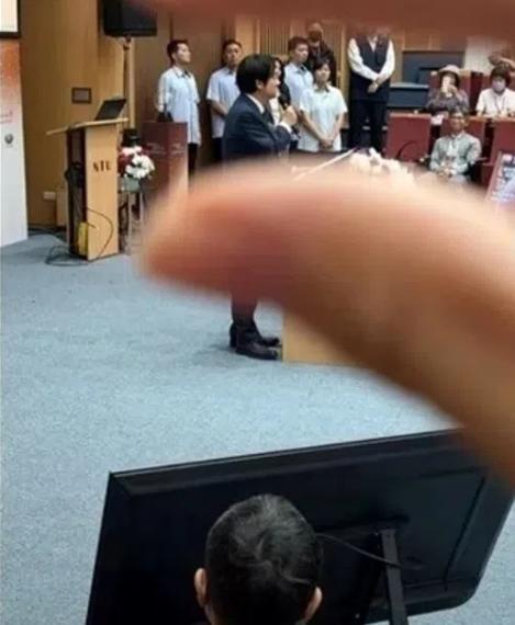 因调侃赖清德，台湾当局驱逐中国大陆学生，引起高度关注。10月12日，赖清德赴