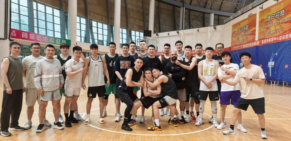 辽宁男篮全运会全是辽宁人，但队伍里却有一个外国人，没错他就是训练师华莱士。华莱