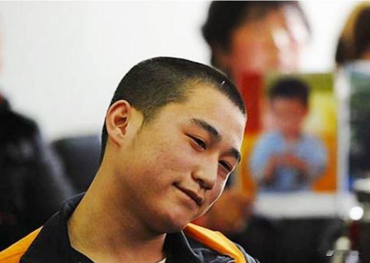 2012年，北京法庭庭审现场，20岁的马金库被法警带入法庭，面对死者家属的悲愤控