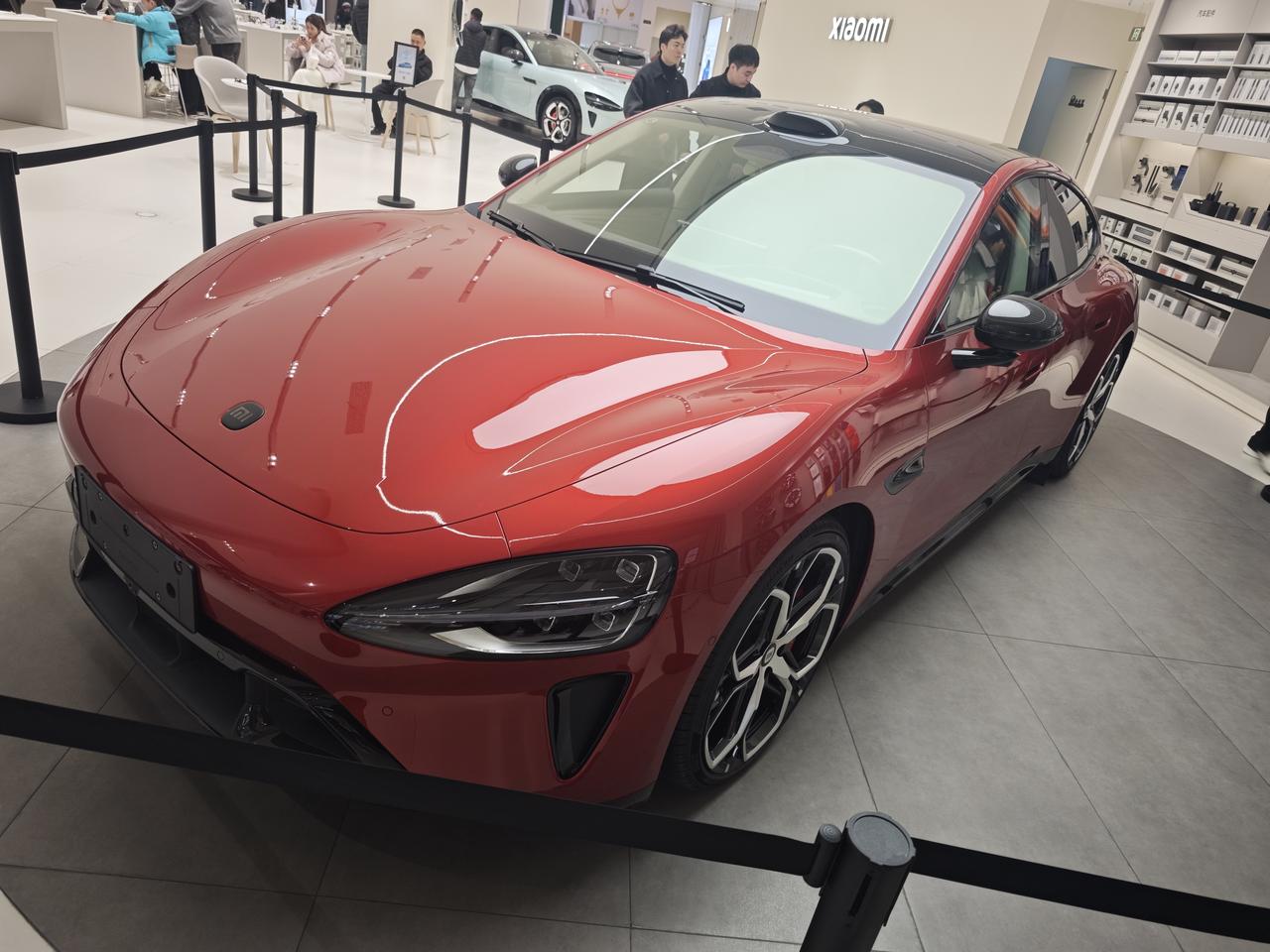 商场偶遇新一代小米SU7，这抹赤霞红真的太杀我了！晚上逛商场，本来是想随便