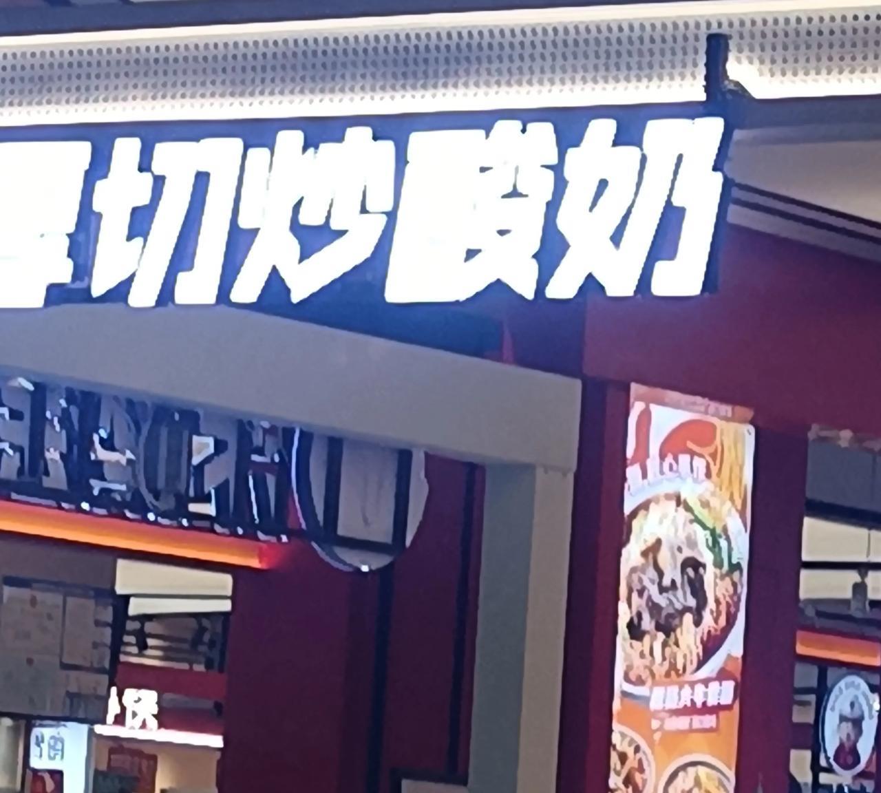 昨天，和一位在社保中心工作的同学聊天。他提到，现在有人觉得企业退休金大幅低于机关