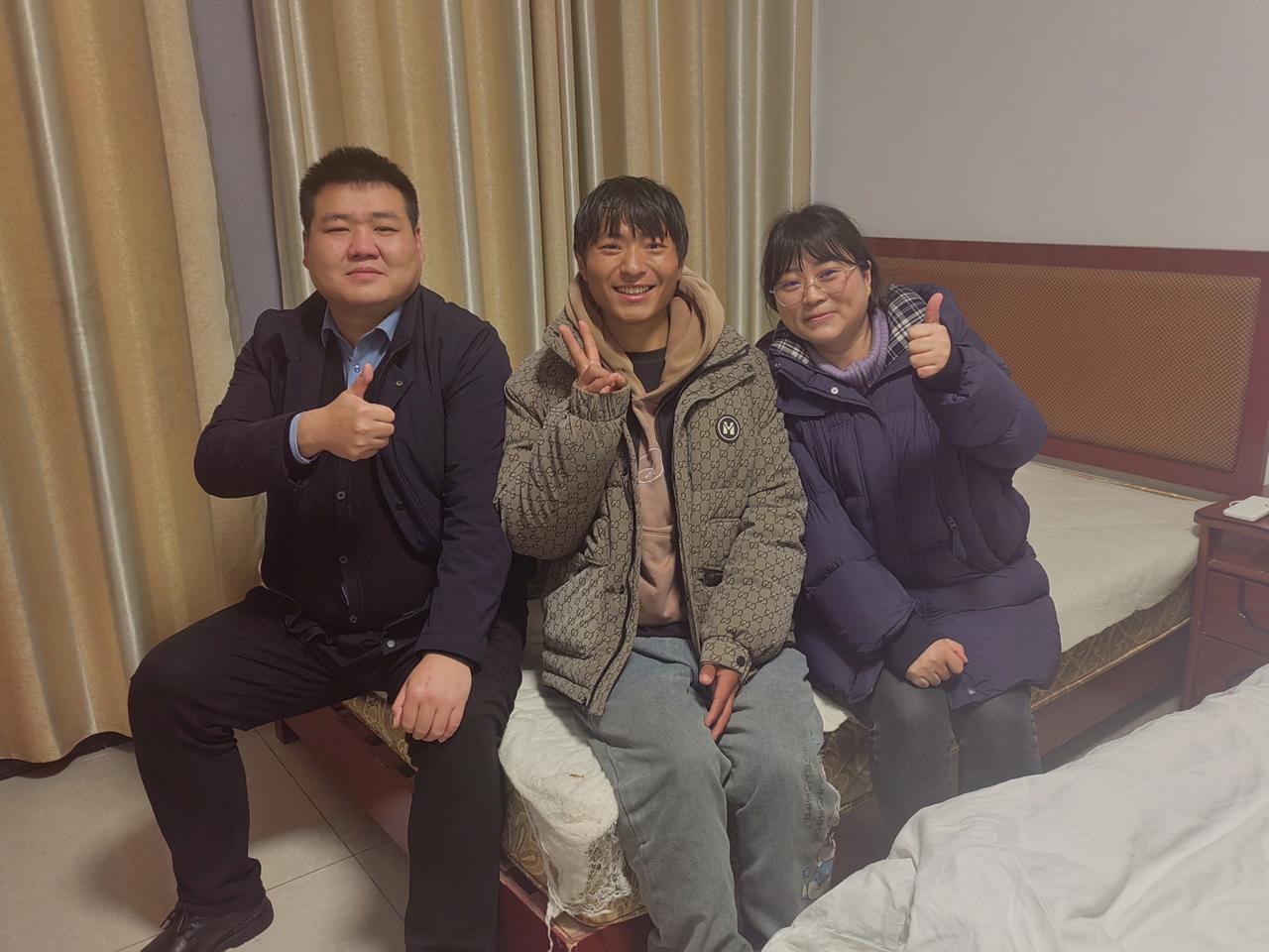 从杭州徒步回重庆的26岁小伙，今日凌晨已被家乡专车接回家了！昨天小伙上了热搜后，