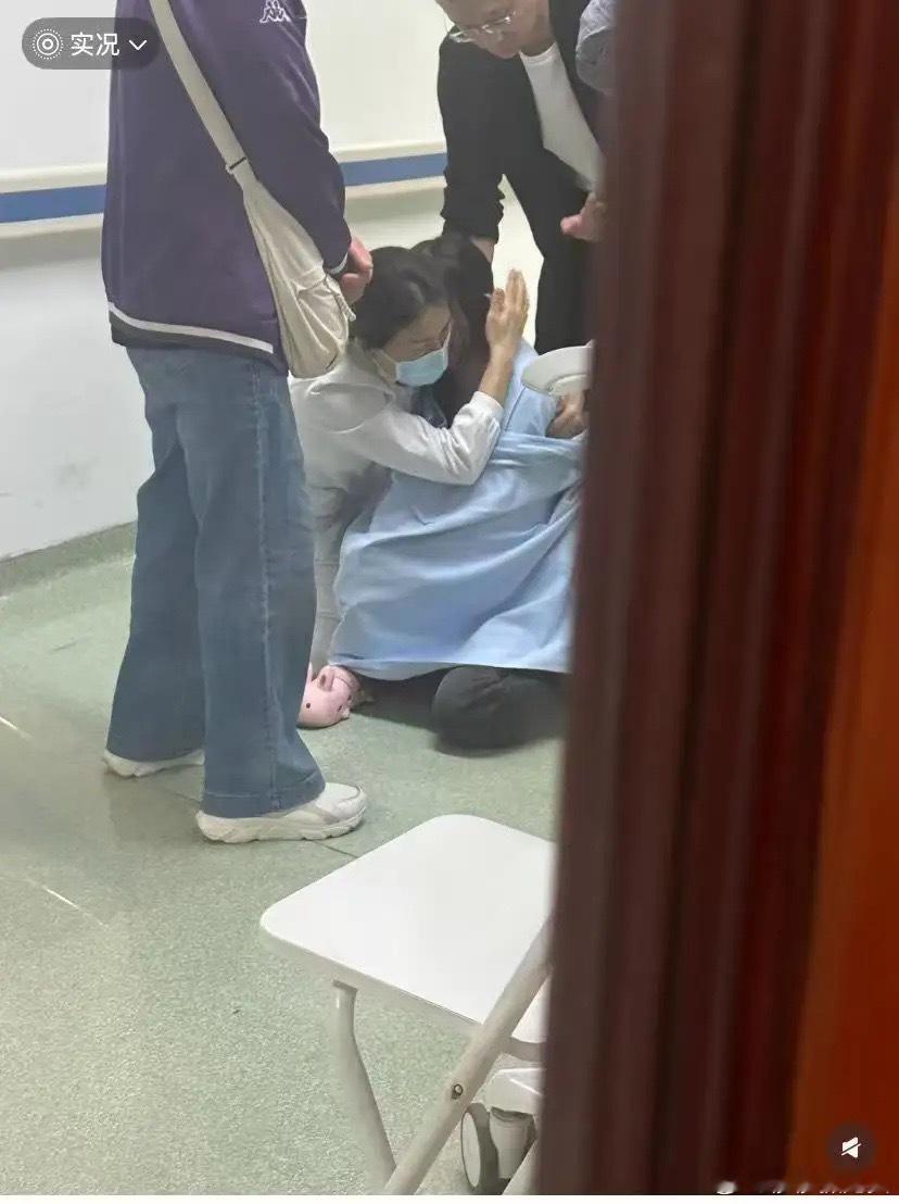 在浙江医院病房里，发生了一件令很多人感动的事情。当医生告知女孩，女孩的父亲抢救无