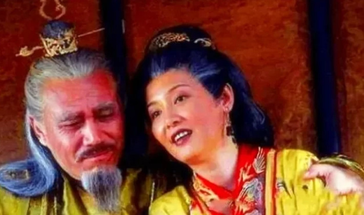 一次，马皇后斜坐在大殿龙椅上，朱元璋看见后，厉声喝道：谁让你坐在这？天底下，只有