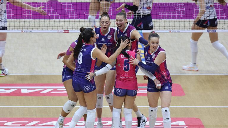 巅峰对决、争夺"王位"！朱婷：科内利亚诺的朱婷造访旧东家斯坎迪奇争夺榜首的一场