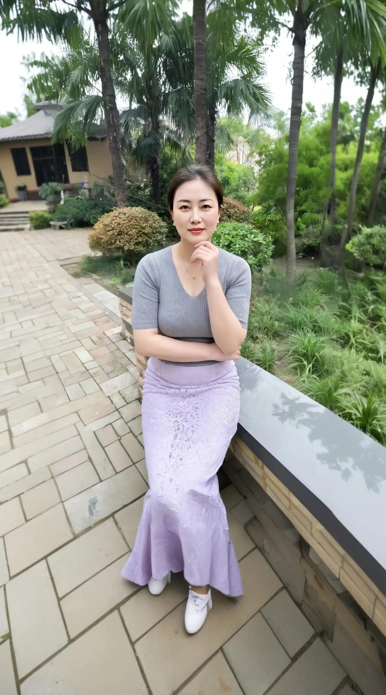 这姑娘坐在花园里，好悠闲哦。你心中的美女啥模样美少女美景分享为什么成熟的女人