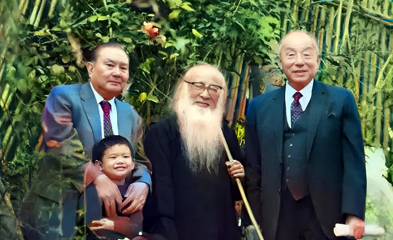 这是晚年的张汉卿与张大千。张大千要比张汉卿年长2岁，但他的寿数要比张汉卿短16年