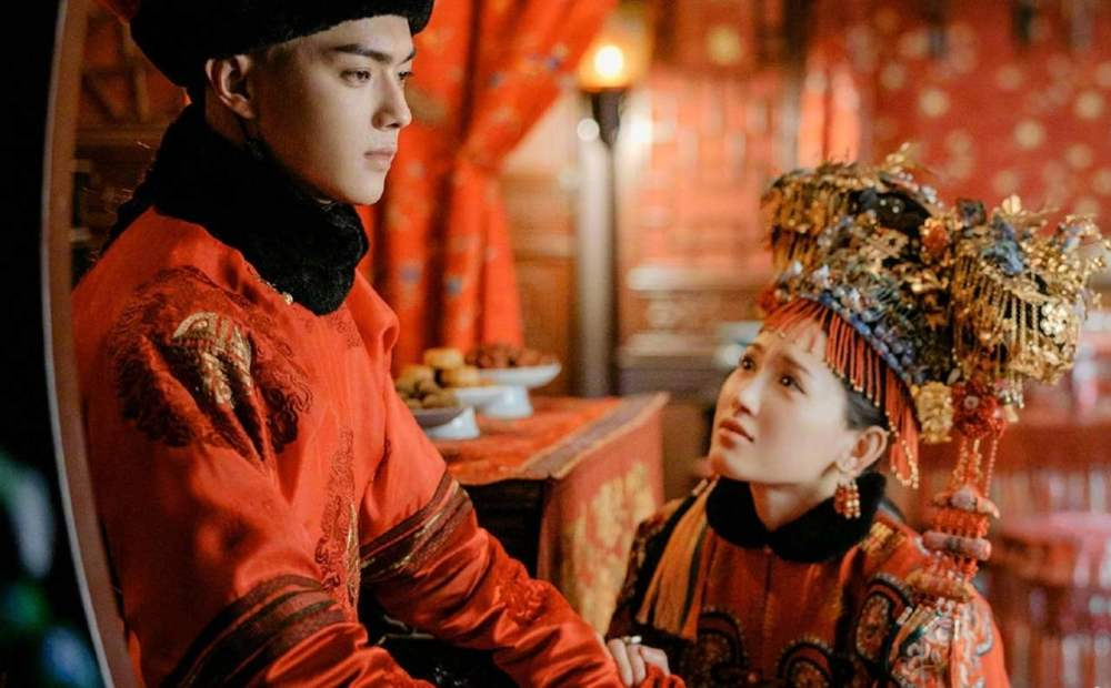 1752年，乾隆趁傅恒在外打仗，偷偷的将傅恒夫人召入宫中，他一把抱住傅恒夫人，傅