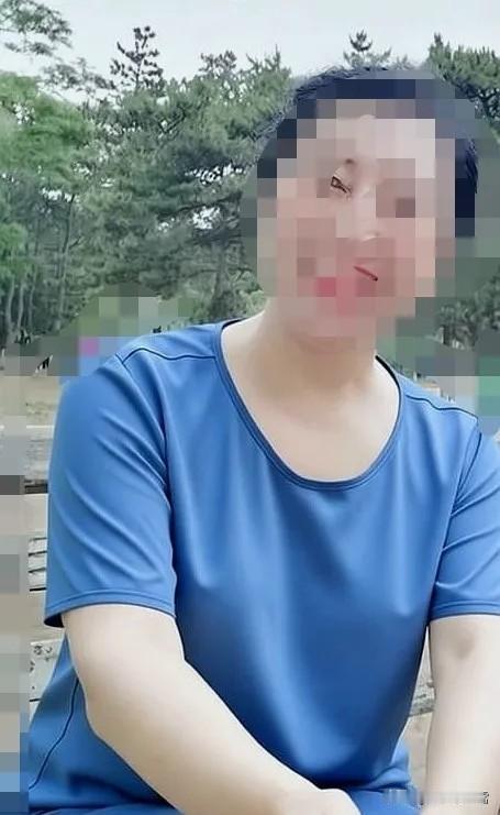 出门买菜时，下到一楼，才发现手机忘了拿，返回去的时候，屋里传来儿子儿媳的谈话声: