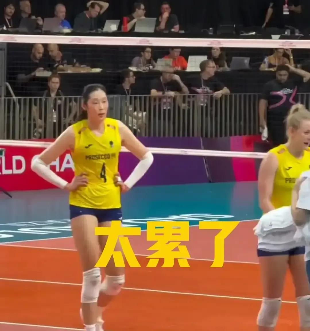 朱婷的秘密，藏在她擦汗的姿势里。如果你见过那张照片：球衣湿透，双手撑腰，大口