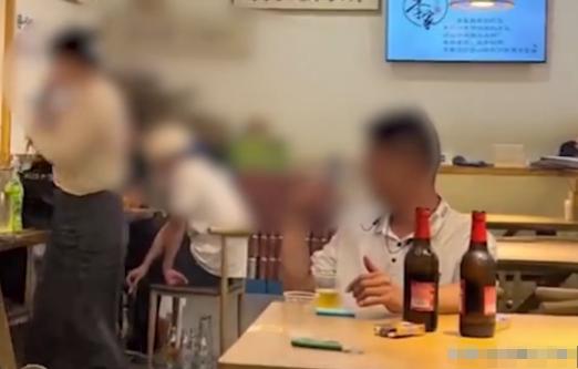 重庆，女子在餐馆吃饭时，发现对面一男孩一直用手机偷拍自己，她气得上面索要对方手机