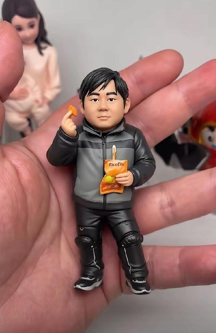 张雪吃辣条，喝椰汁，全部被网友定制成公仔了，还喊话赶紧出新“丑照”，还要制作一系