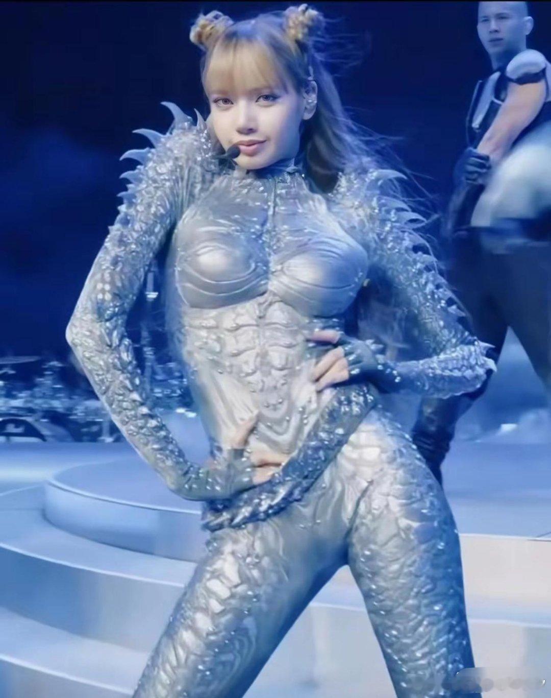 Lisa我知道你想秀好身材，但这衣服大可不必，是我不懂时尚！​​​