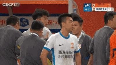 这是闹哪样儿？！郑智被直接红牌罚下！问候主裁判家人+挑衅主裁判单挑，追加停赛处罚