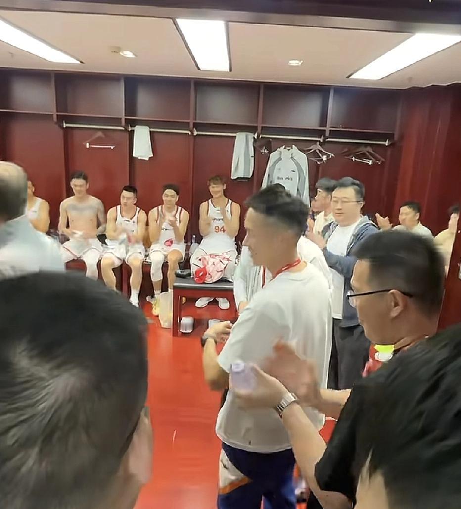 深圳男篮答应了吗？上海战胜山东刚刚进4强，上海男篮就宣布夺冠奖金的事了。俱乐部领