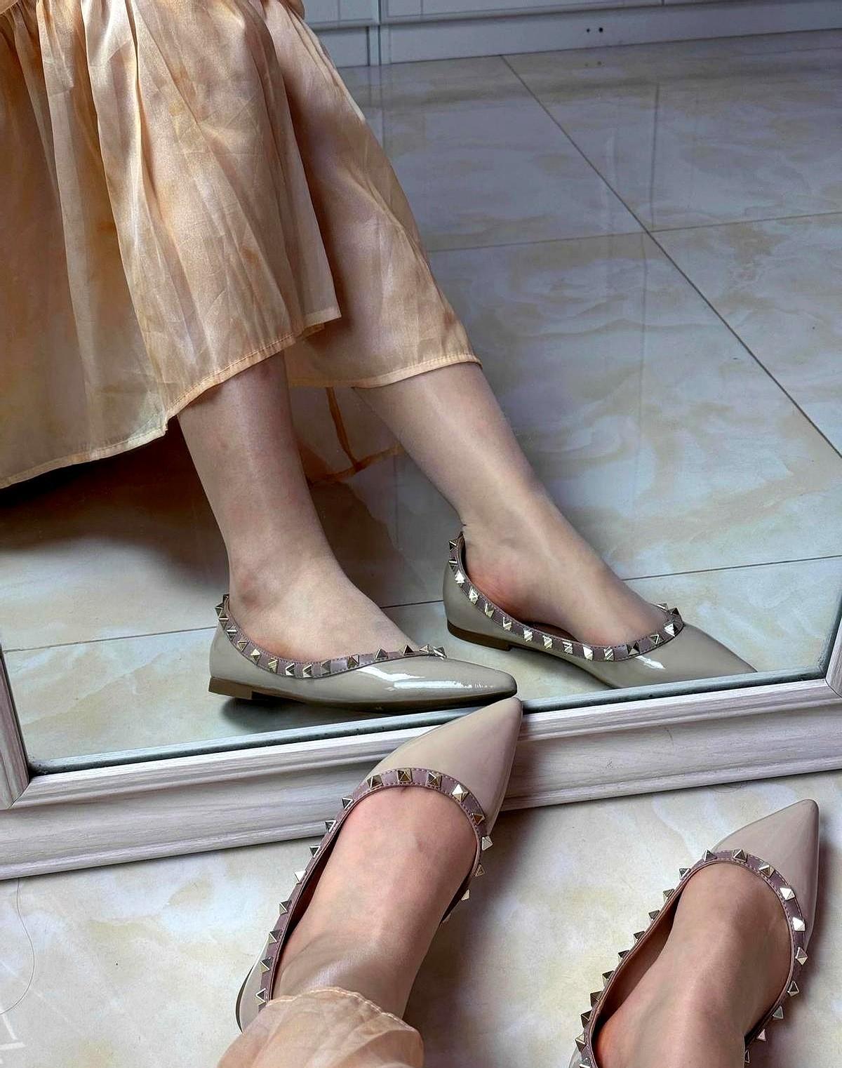 裸色平底鞋，今年不穿就是落伍了。不是你脚不行，是以前的鞋太狠。Prada