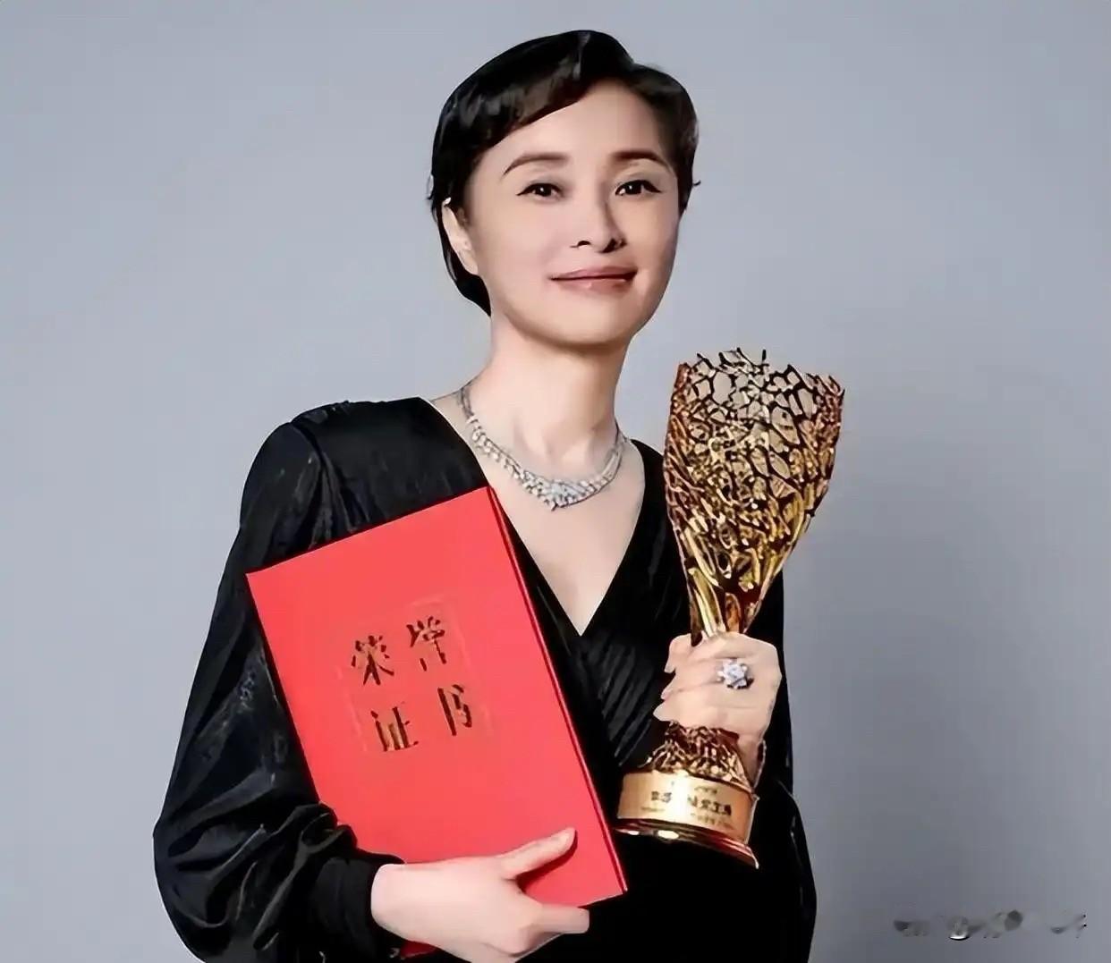 吴越说：“我这辈子就谈过一次恋爱，如今54了，单身，没孩子，定居上海。好多人替我