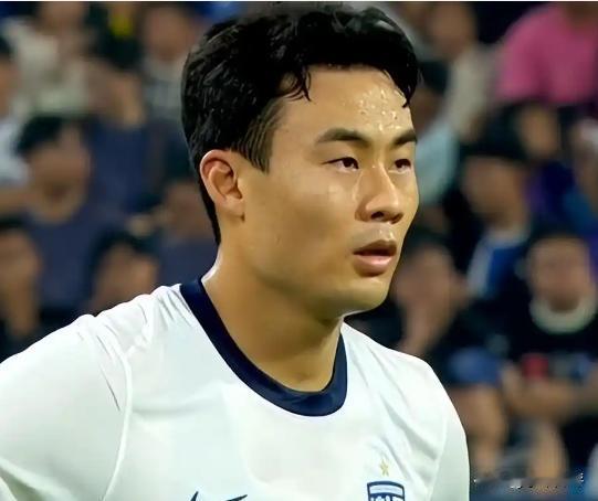 山东泰山后防线真成筛子了，老的老，小的小，关键时刻总掉链子。这时候盯上朴志洙，