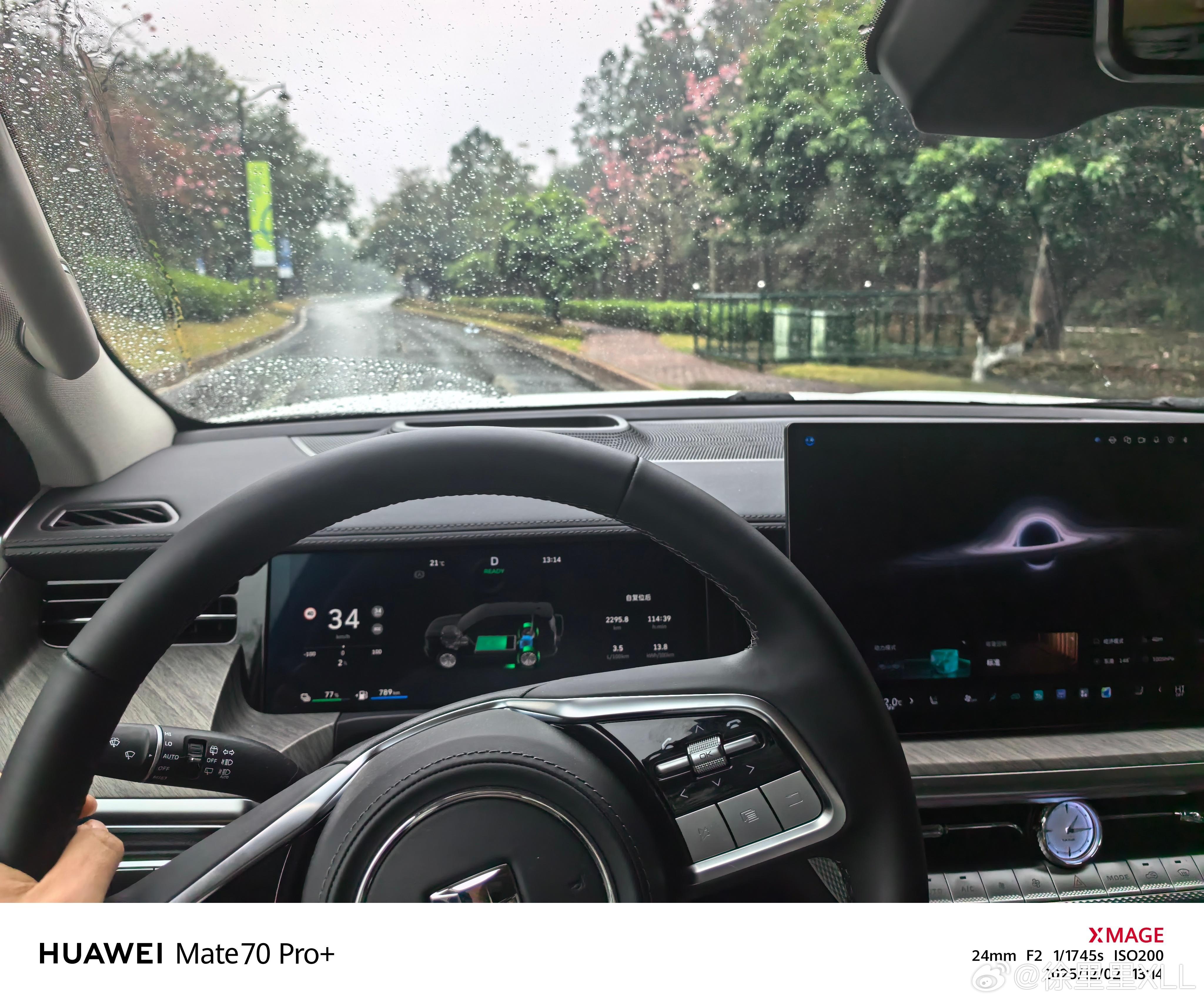 附近的洗车店，平时根本就排不上队。我只能趁下雨去洗车了。我主要是想炫耀一下后视镜