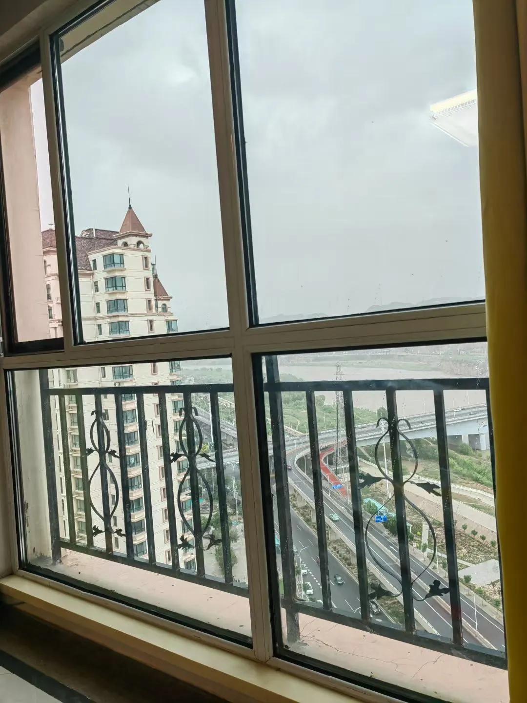 兰州下雨了！现在是29日中午1点，兰州闷雷滚过，一阵清凉的小雨淅淅沥沥地下了起