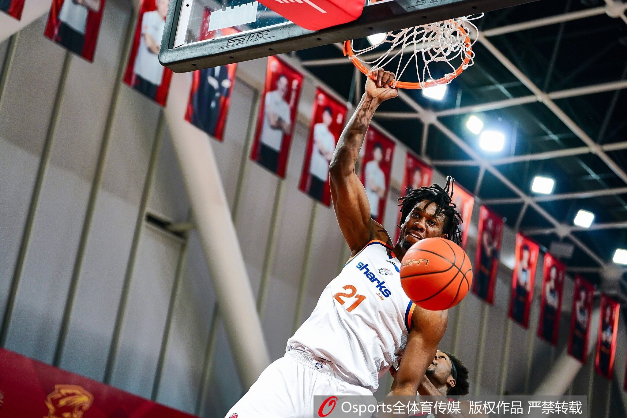 上海队官博点赞怀特塞德: 24分18板均为赛季新高 掌声送给白边!