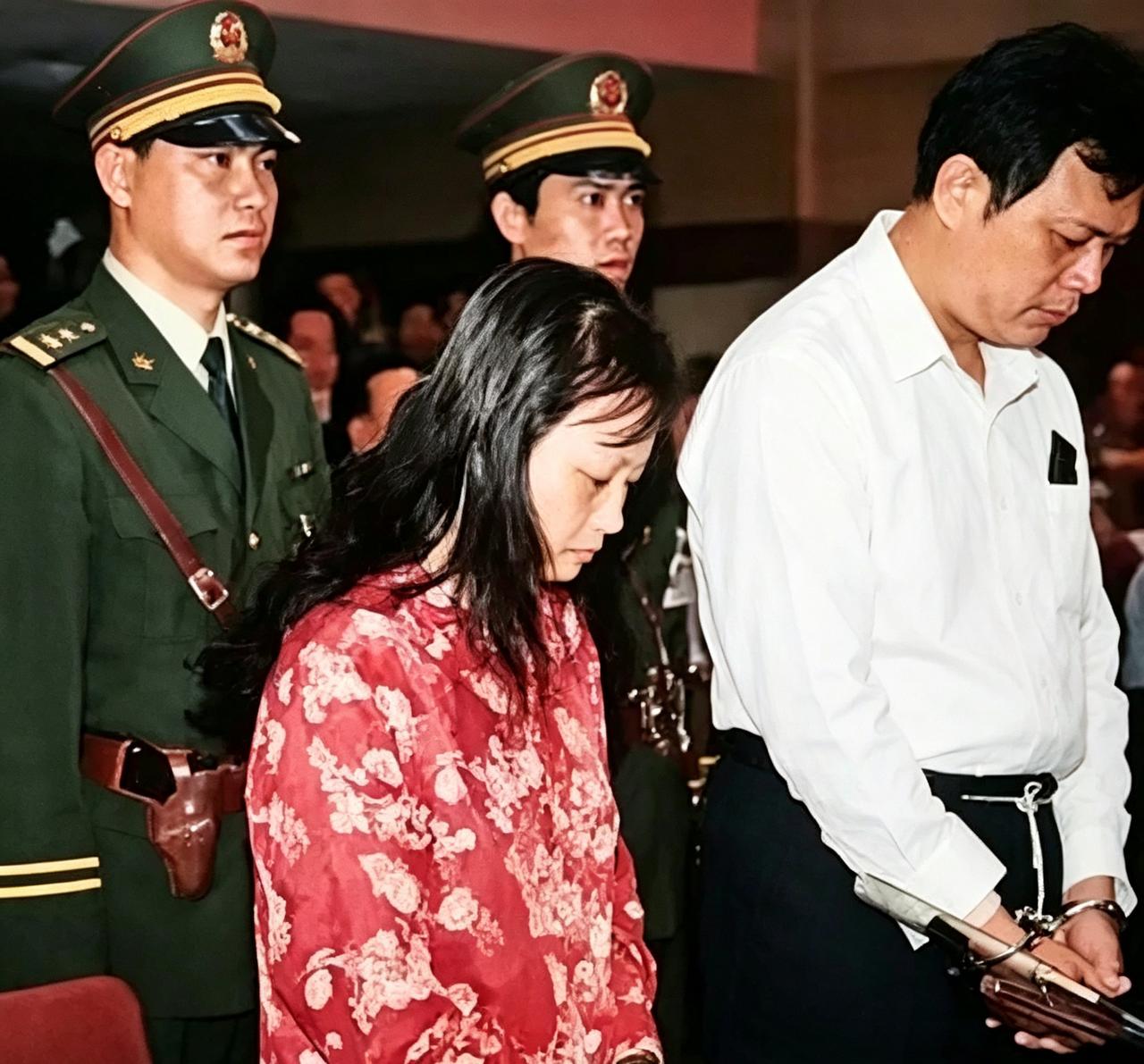 1998年，海南戚火贵和妻子一起同堂受审。判决之后，他在悔过材料中请求，希望能留