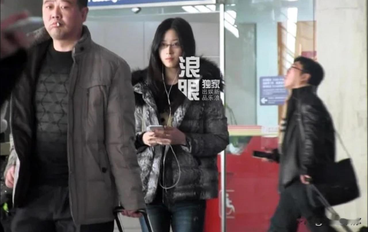 被章泽天的机场偷拍照折服了。她的长相就是典型的非常上镜脸啊，脸小五官不出众但非常