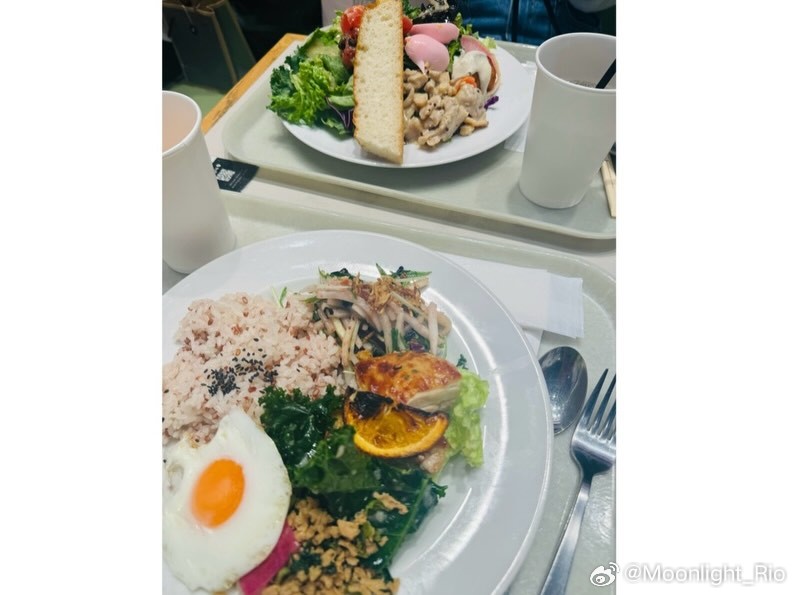 平野美宇：和奈津子一起吃健康午餐🍽️🥗最近开始注意饮食内容，感觉对身体状况已