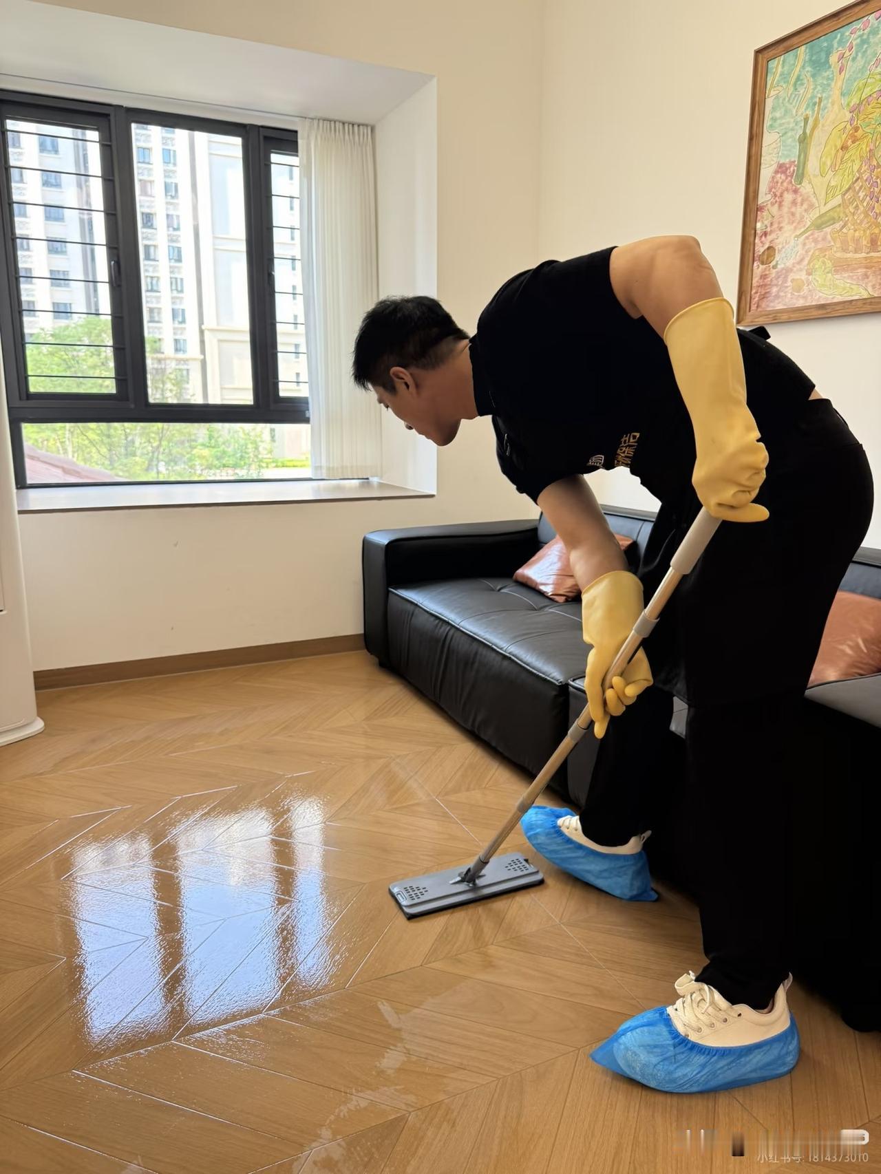 我表哥在家吃了十年软饭，他的老婆在上海挣钱养家。表嫂子人挺好的，对我哥也不错。村