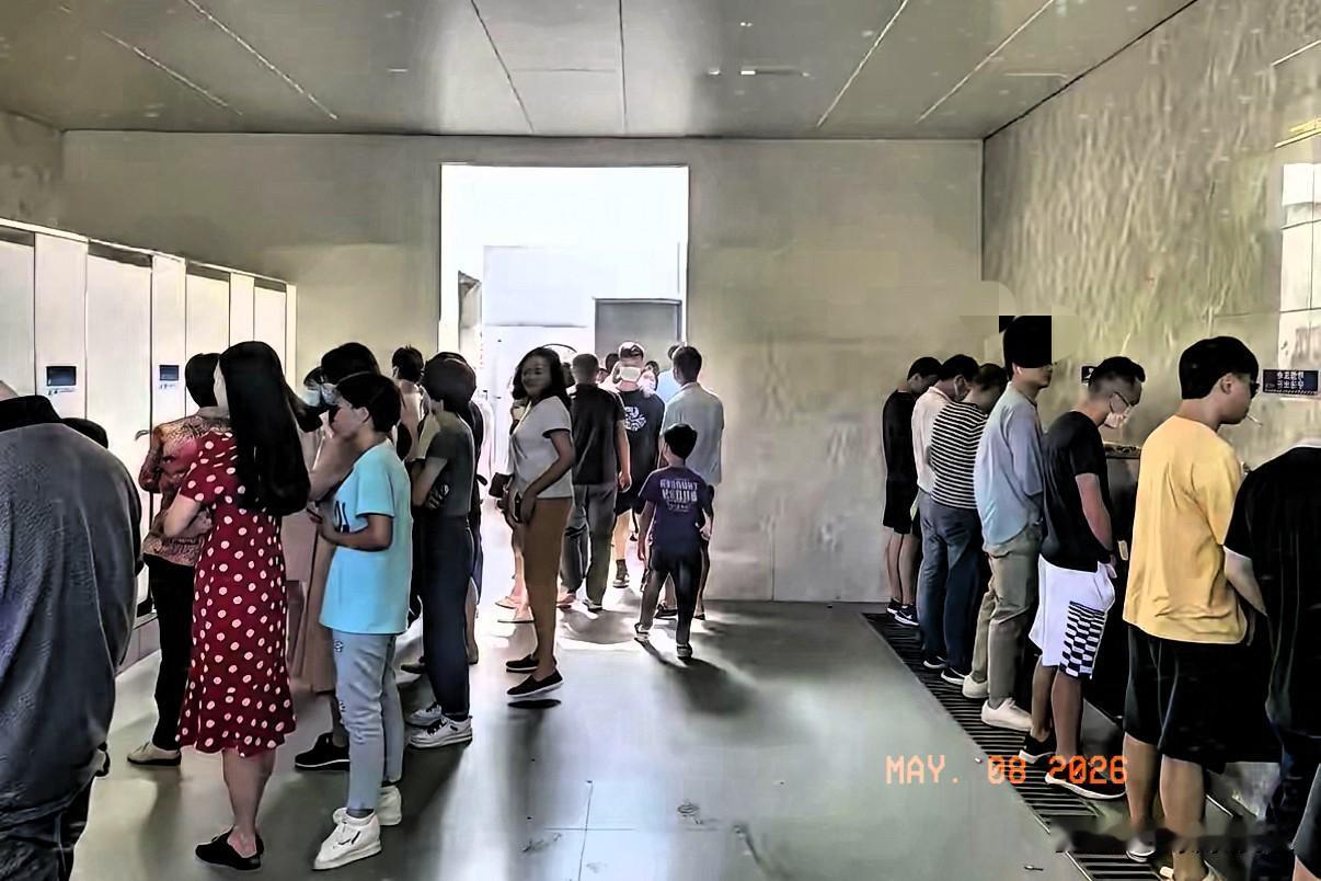 五一景区厕所一幕，看得人又尴尬又无奈。女厕大排长龙，男厕相对空闲，不少女游客情