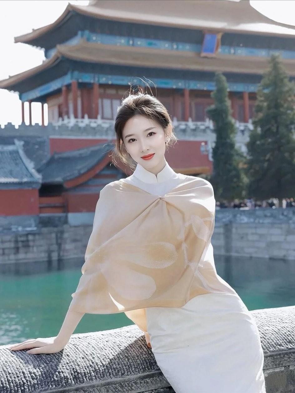 古色宫墙映日影，清凉西子倚栏处。晒图笔记大赛高贵优雅的女性着装女孩子怎么穿搭