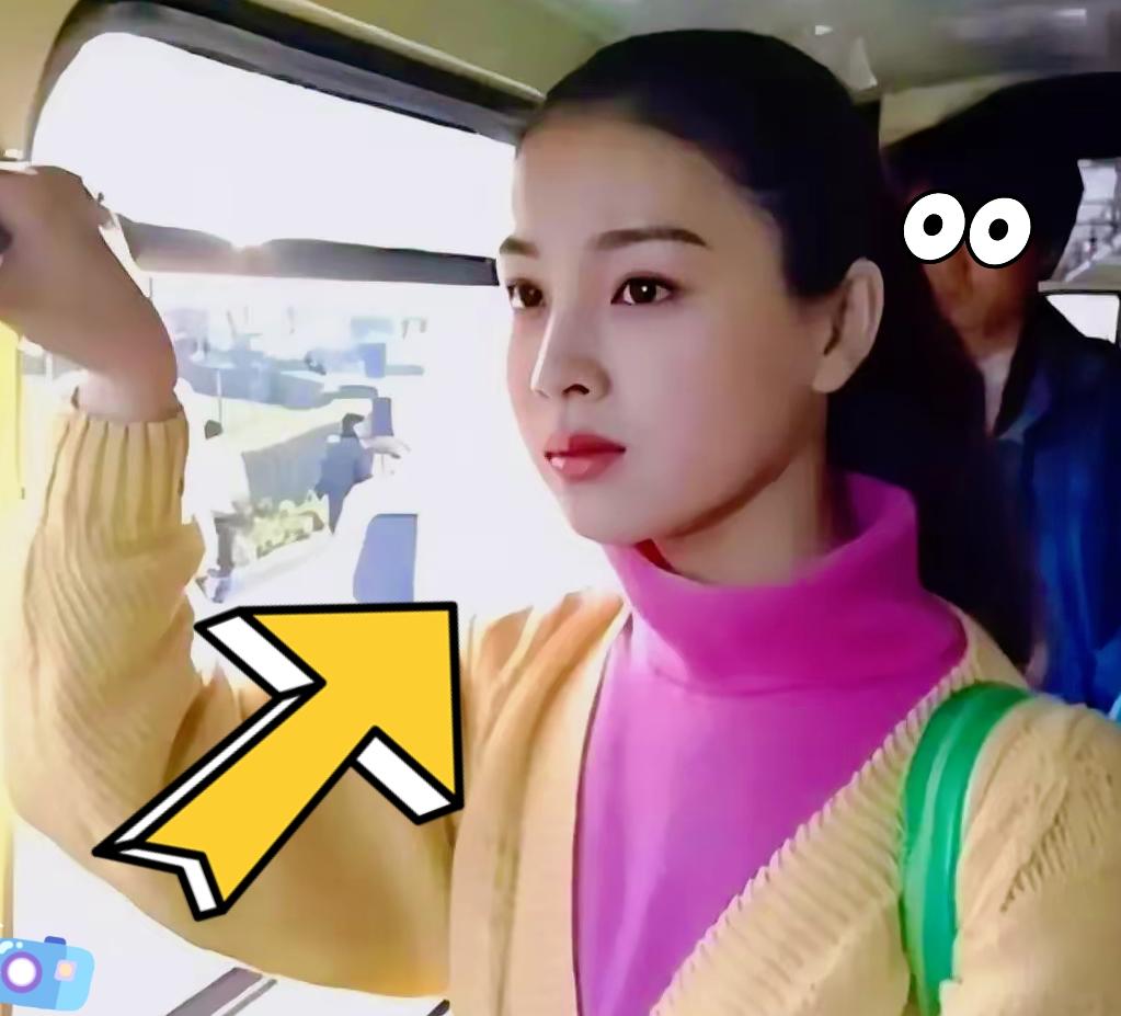 说来也是唏嘘，当年在产房外被离婚，独自养大女儿23年，如今女儿貌美如花，前夫英宁