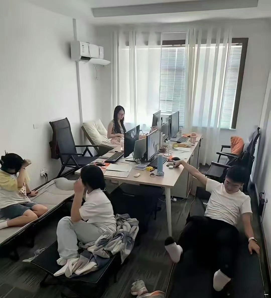 男女同一个办公桌午休，不尴尬吗？