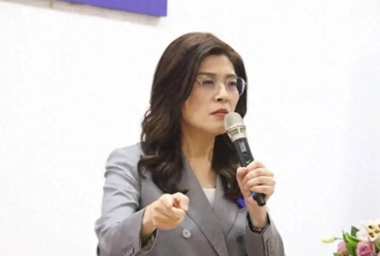 郑丽文再次就两岸关系进行表态！8月8日，根据岛内媒体报道，国民党主席郑丽文在接受
