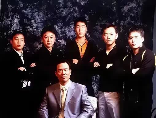 王皓不适合作男队教练[爱心]一是自己调动队员能力不够。二是多是指责，没有技术指导