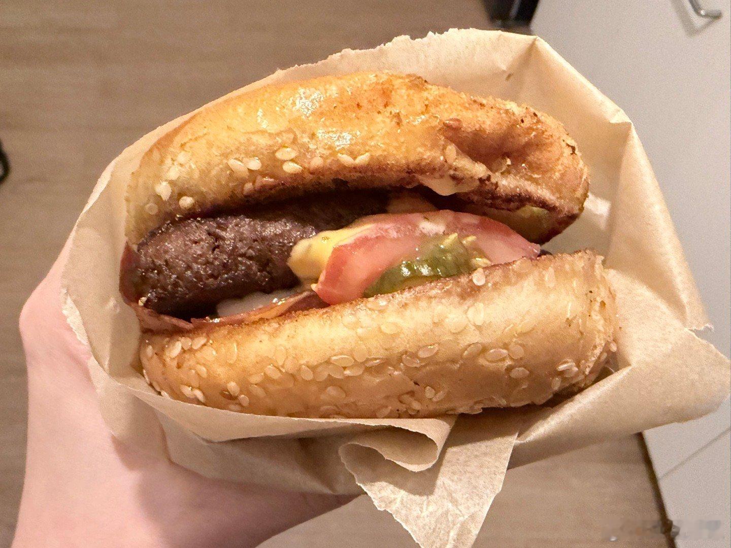 肉饼实在是厚稍微压一压我切成两半做成了两个大汉堡今日晚饭明日午饭已有每次感觉