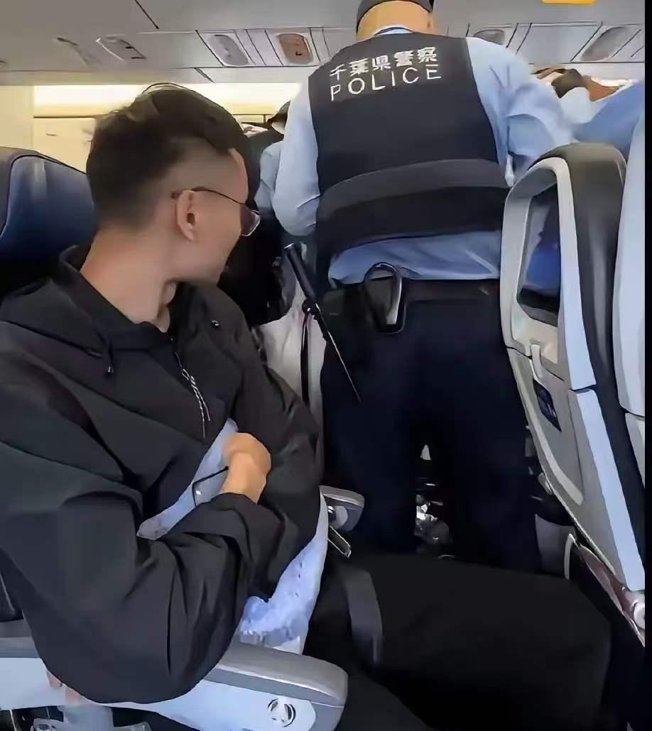 万米高空突发意外，正常飞行的国际航班被迫中途改道，这样的场面只在新闻里见过，没想
